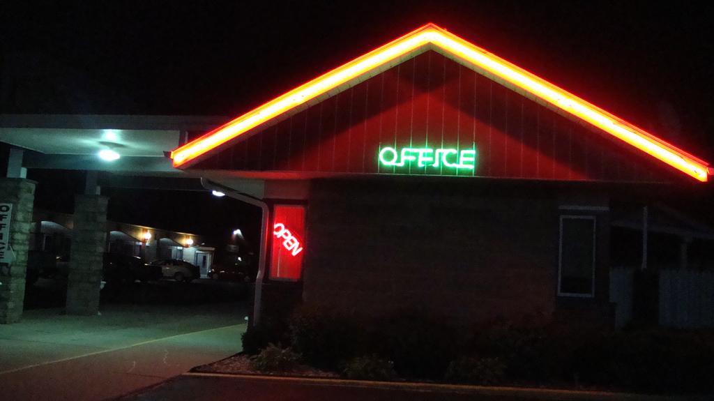 Pinconning Trail Inn Motel المظهر الخارجي الصورة