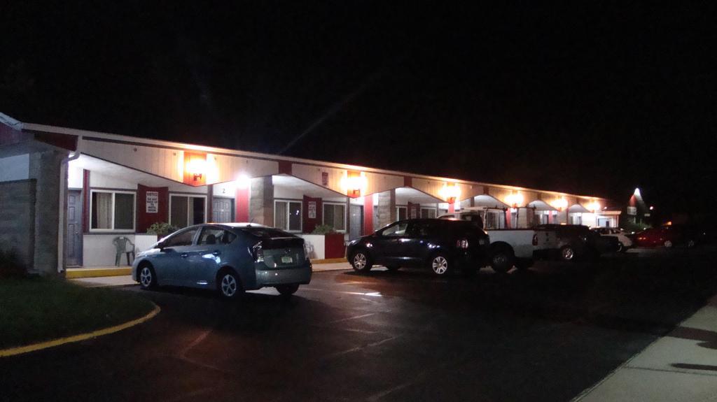 Pinconning Trail Inn Motel المظهر الخارجي الصورة